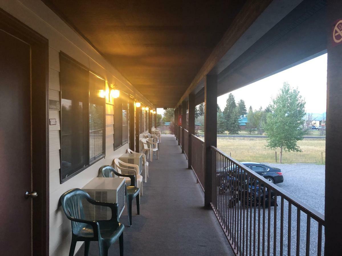 Red Bear Inn Ennis Exterior photo