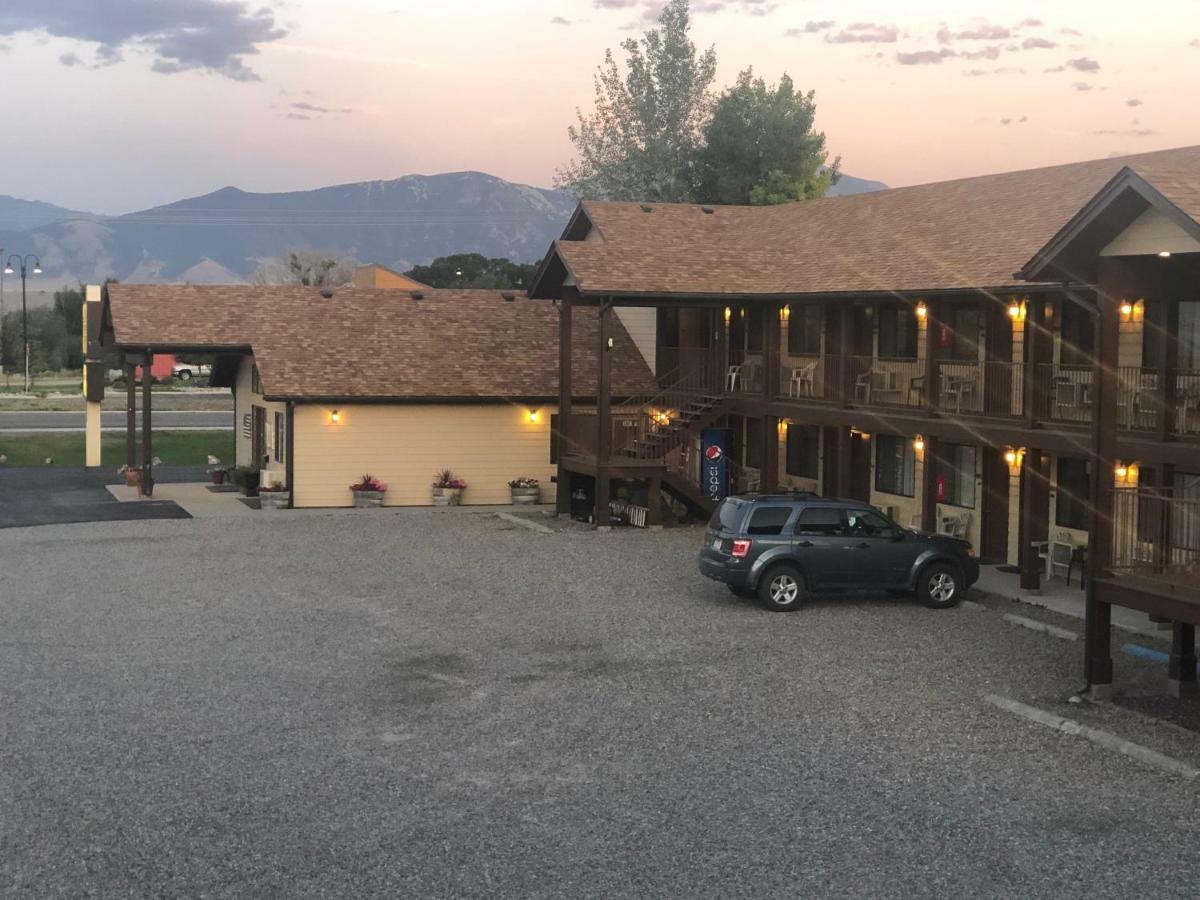 Red Bear Inn Ennis Exterior photo