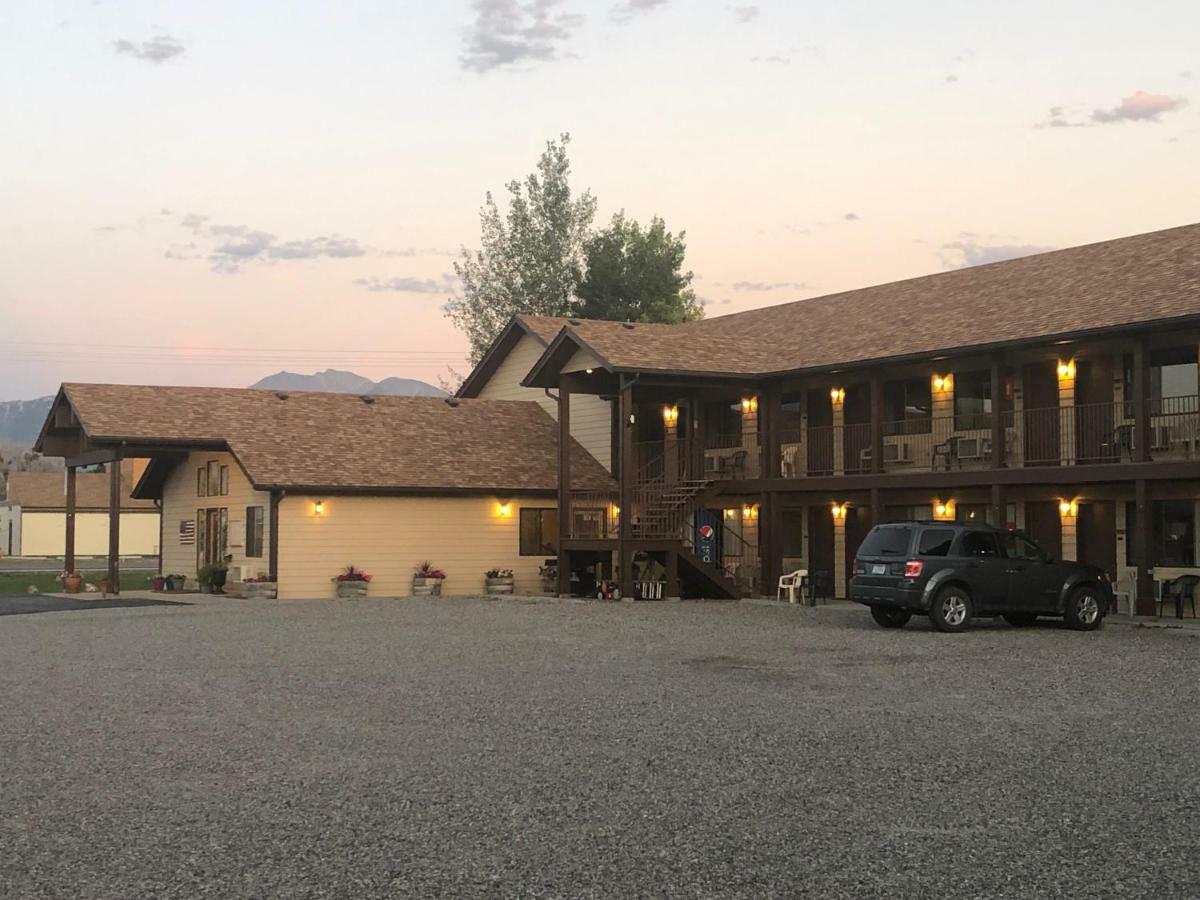 Red Bear Inn Ennis Exterior photo