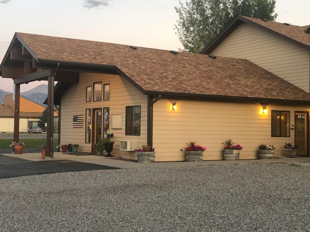 Red Bear Inn Ennis Exterior photo