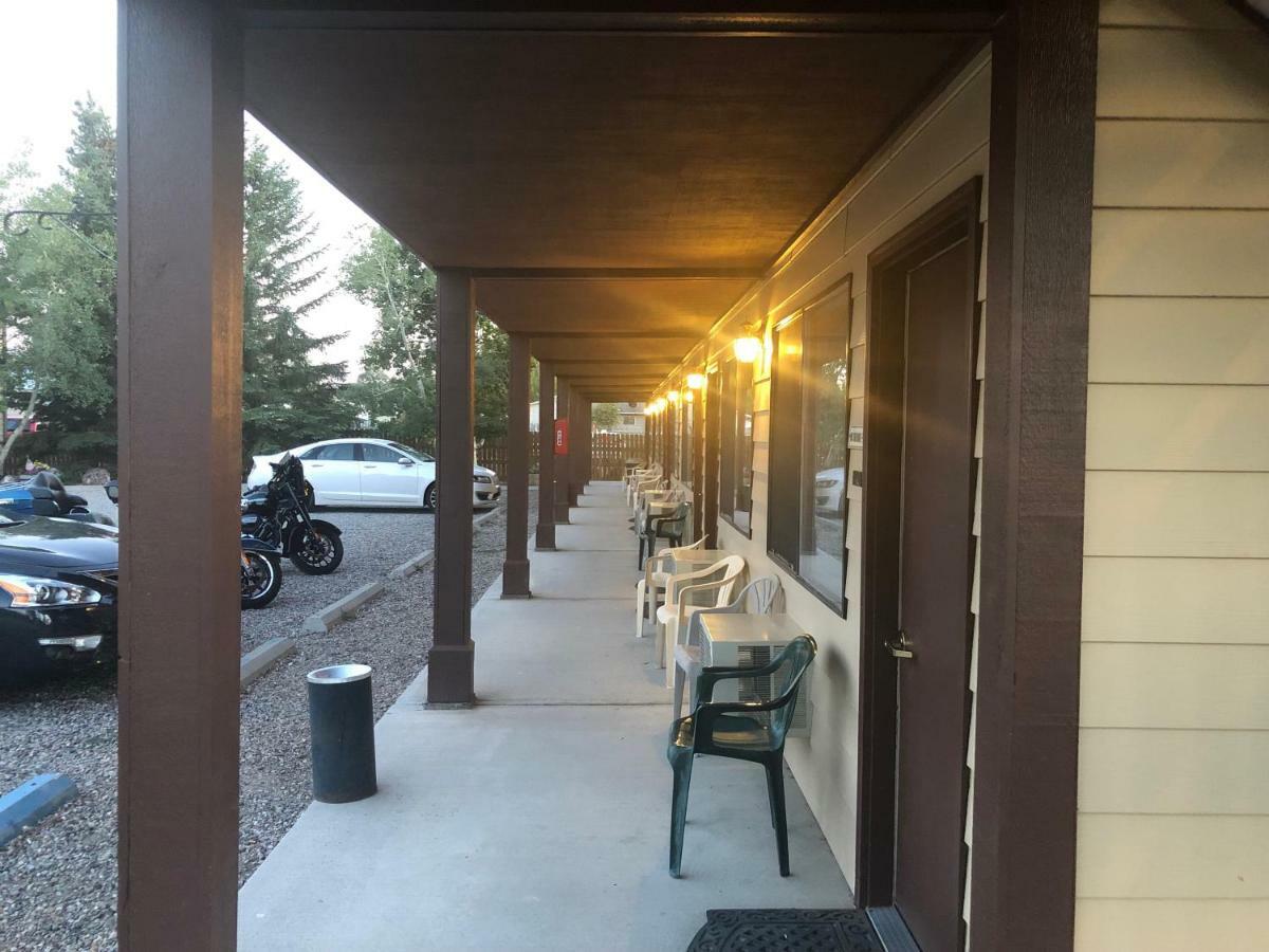 Red Bear Inn Ennis Exterior photo